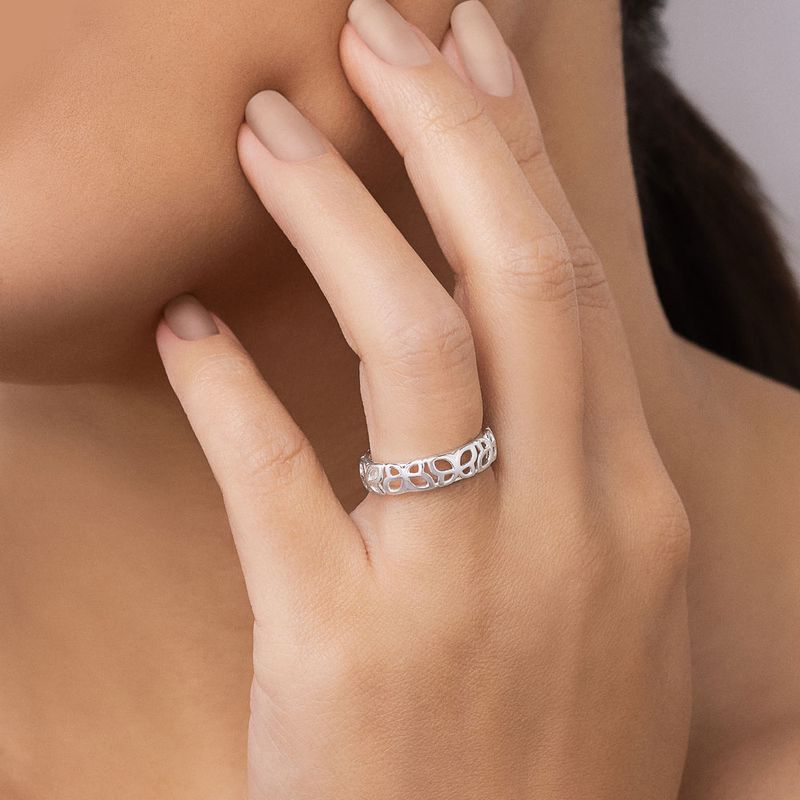 Anillo con mariposas caladas en plata de ley 925 maciza.