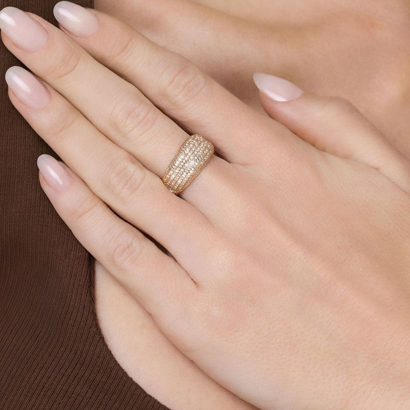 Anillo pavé con circonitas cúbicas, chapado en oro de 18 quilates.